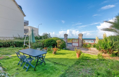 Le Croisic Villa | Villa 'Lin Et Maree Face Océan' with Sea View, Private Garden and Wi-Fi