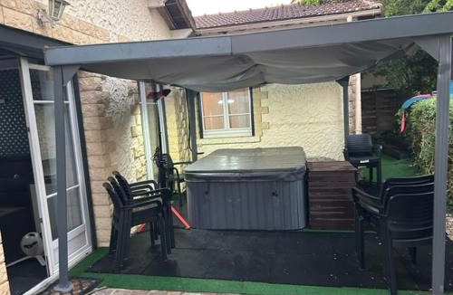 Villemoisson-sur-Orge Villa | Villa Maxonale près de Paris avec Piscine Chauffée, Sauna et Jacuzzi
