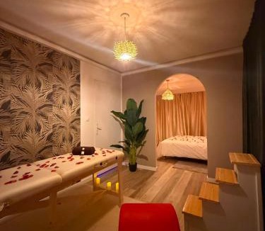 Centre Ville Villa | Villa Romance Intime Prestige -Jacuzzi Privatif, , Table a massage , Fauteuil tantra, Balançoire romantique
