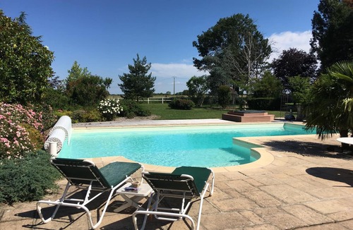 Toulon-sur-Allier Cottage | Villa with heated pool and garden near Moulins