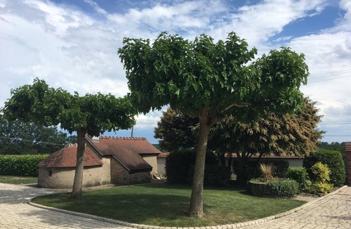 Toulon-sur-Allier Cottage | Villa with heated pool and garden near Moulins