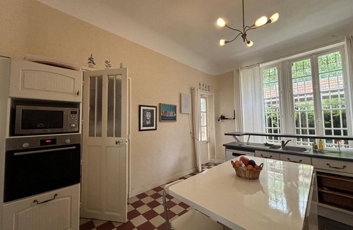 Sanssat Cottage | Vintage charm with walled garden near Vichy