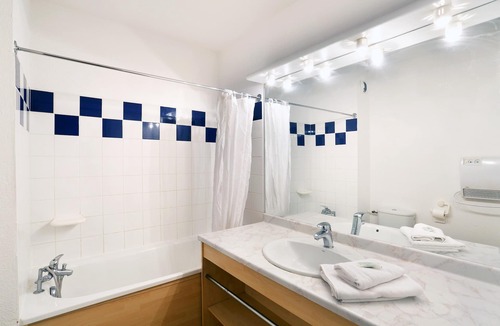 Saint-Briac-sur-Mer Condo | Walk to the Beach! Bright Saint-Briac Retreat