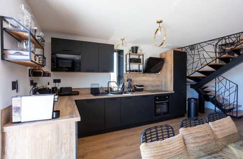 Saint-Chely-d'Aubrac Cottage | Warm, modern Buron with views of the Aubrac mountains
