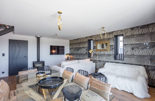 Saint-Chely-d'Aubrac Cottage | Warm, modern Buron with views of the Aubrac mountains