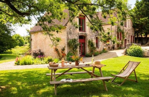 Thury House | Water Mill - Private Lake - Fiber Wifi - Burgundy