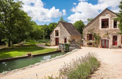 Thury House | Water Mill - Private Lake - Fiber Wifi - Burgundy