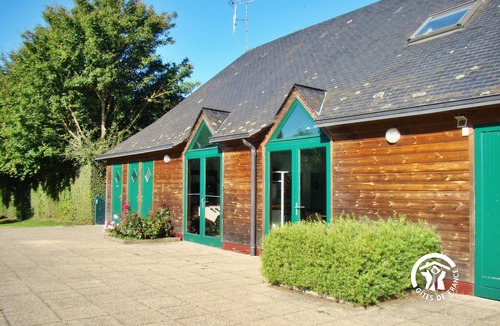 Villiers-Charlemagne Cottage | Waterside Fishing Chalet for 5-7 People with Private Dock, Terrace, and Family Activities
