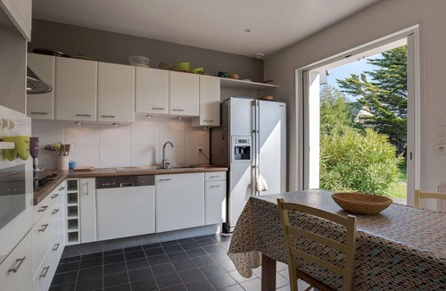 Carnac House | Wonderful private villa for 10 guests with WIFI, TV, terrace and pets allowed