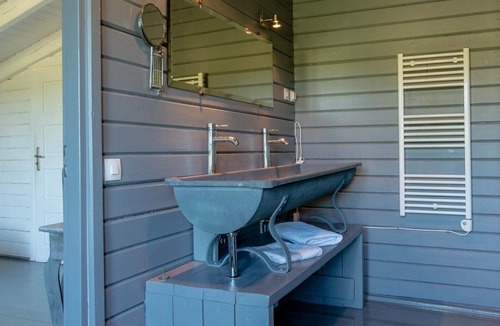 Saint-Etienne-de-Villereal Villa | Wooden villa, swimming pool, terrace and garden in Villeréal
