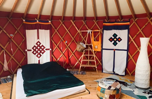 Beaulieu Bed & Breakfast | “Yurt” Guest Room with Mountain View and Shared Garden