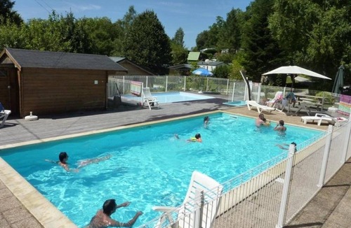 Louvie Juzon Cabin | ZEcamping 3 étoiles piscine chauffée dog friendly hammam locatif BBQ