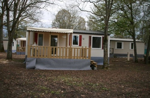 Chateauroux House | ZEcamping 3 étoiles toboggans dog friendly animations mobil-home TV