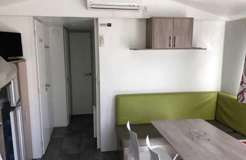 Roquefeuil House | ZEcamping 3 étoiles pataugeoire dog friendly mobil-home TV BBQ clim