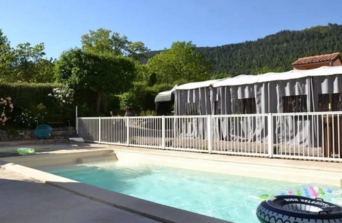 Roquefeuil House | ZEcamping 3 étoiles pataugeoire dog friendly mobil-home TV BBQ clim