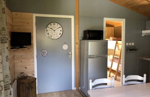 Roquefeuil Ski Chalet | ZEcamping 3 étoiles pataugeoire animaux acceptés chalet TV BBQ 28m2