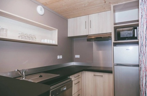 Malansac Ski Chalet | ZEcamping 3 étoiles piscine chiens acceptés cottage TV LV 55m2 2 pers