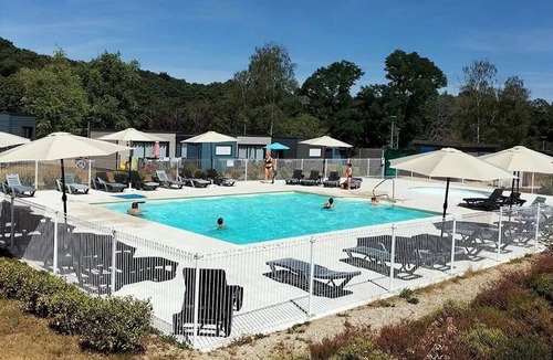 Malansac Ski Chalet | ZEcamping 3 étoiles piscine chiens acceptés cottage TV LV 55m2 2 pers