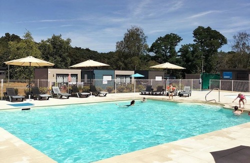 Malansac Ski Chalet | ZEcamping 3 étoiles piscine pet friendly cottage TV LV 55m2 4 pers