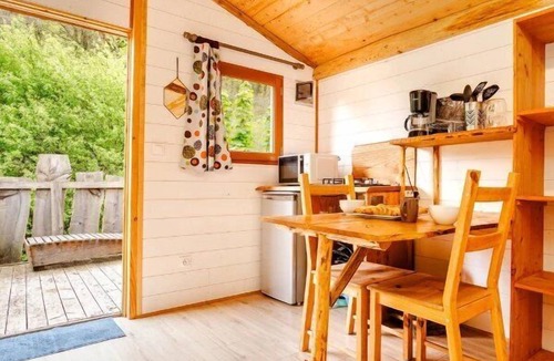 Huelgoat Cabin | ZEcamping 3 étoiles piscine chauffée chiens acceptés cabane BBQ 14m2