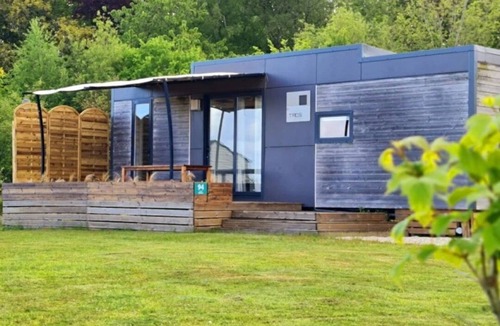 Loudeac House | ZEcamping 3 étoiles toboggans animaux acceptés locatif TV LV BBQ 32m2
