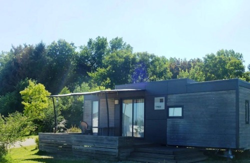 Loudeac House | ZEcamping 3 étoiles toboggans animaux acceptés locatif TV LV BBQ 32m2