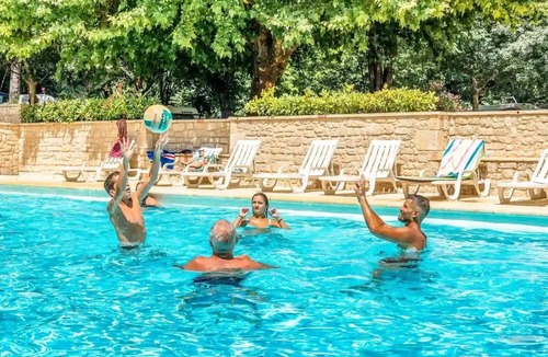 Saint-Jean-du-Gard Ski Chalet | ZEcamping 3 étoiles piscine locatif BBQ clim 50m2 8 pers