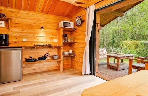 Huelgoat Ski Chalet | ZEcamping 3* piscine chauffée sauna jacuzzi chalet BBQ 35m2 4 pers