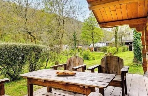 Huelgoat Ski Chalet | ZEcamping 3* piscine chauffée sauna jacuzzi chalet BBQ 35m2 4 pers