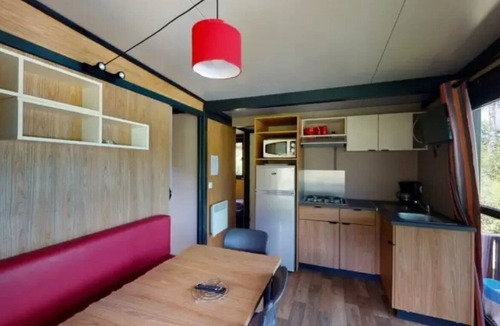 Vic-sur-Cere Ski Chalet | ZEcamping 4 étoiles piscine couverte dog friendly animations chalet TV