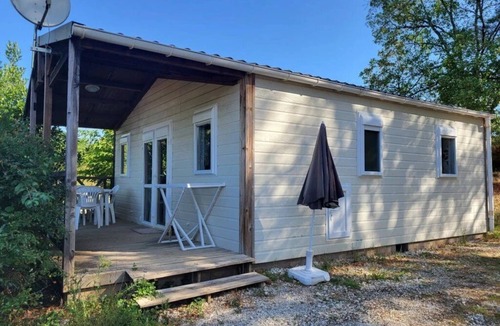 Salles Ski Chalet | ZEcamping 4 étoiles animé parc aquatique locatif TV LV BBQ 35m2