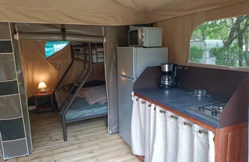 Saint-Gaultier House | ZEcamping 4* animé piscine sauna hammam tente BBQ 33m2 5 pers