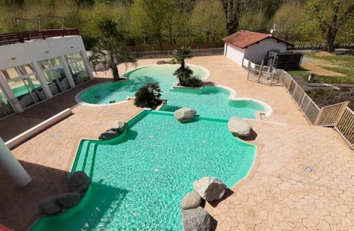 Espelette Ski Chalet | ZEcamping 4* animaux acceptés hammam sauna piscine et soirées animées