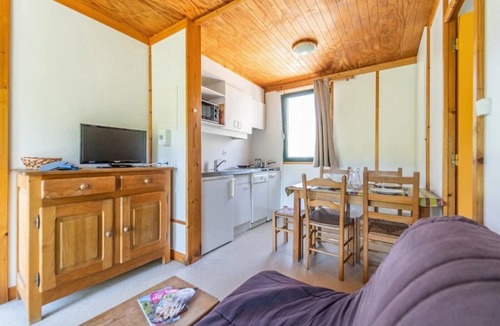 Saint-Germain-du-Teil Ski Chalet | ZEcamping dog friendly piscine chauffée et restaurant bord de rivière