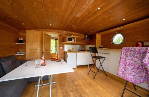 Chassenard Cabin | ZEcamping piscine chauffée jacuzzi sauna locatif BBQ clim 25m2 5 pers