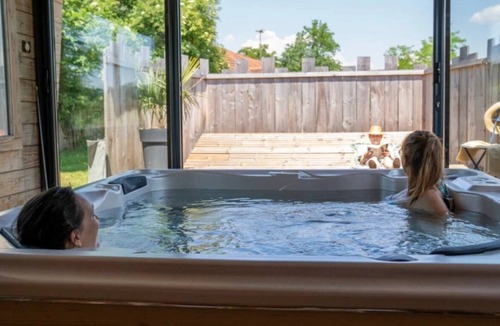 Chassenard House | ZEcamping piscine chiens acceptés roulotte BBQ 18m2 3 pers
