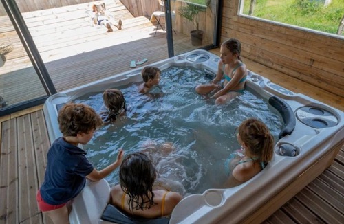 Chassenard House | ZEcamping piscine chiens acceptés roulotte BBQ 18m2 3 pers