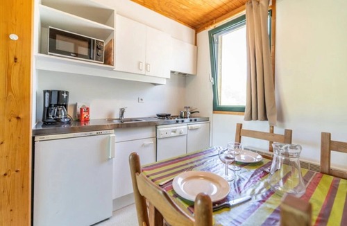 Saint-Germain-du-Teil Ski Chalet | ZEcamping piscine chauffée pet friendly chalet TV LV BBQ 31m2 6 pers
