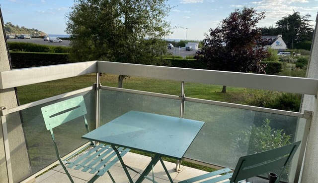 1 bedroom apartment facing Pen Guen beach, sleeps 6 with WIFI