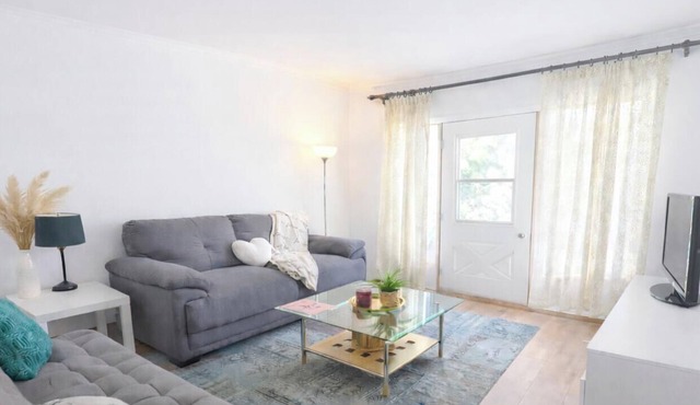1-minute walk from Metro|Long-Stays |Bright 2-Bedroom with Balcony in Montréal