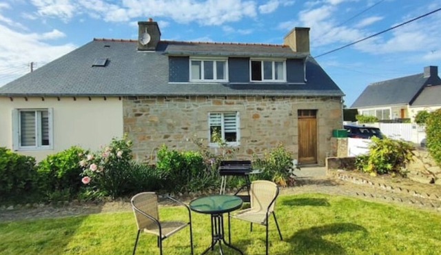 10 min. walk from the Sillon de Talbert, ideal house for a couple.