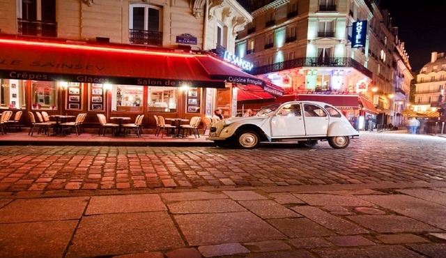 100m² on Rue Saint-Séverin, right around the corner from the Latin Quarter