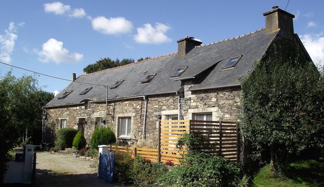 15 mins from Lac de Guerledan and 40 mins from the beaches on the north coast.
