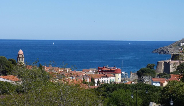 15mn walk from Collioure, sea view, House in secure residence