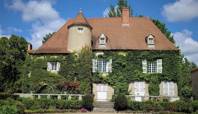 15th c. Castle, up to 25 people, pool and park