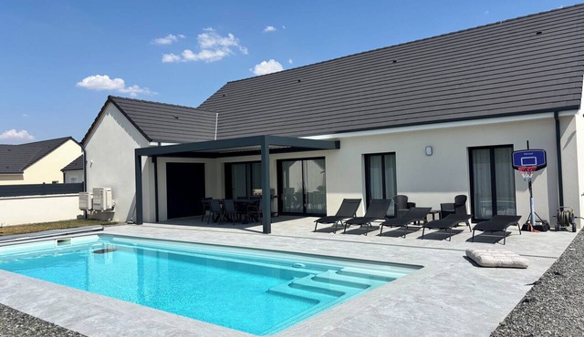 160 m² villa with 5 bedrooms, a 10×4 m pool, and a large terrace