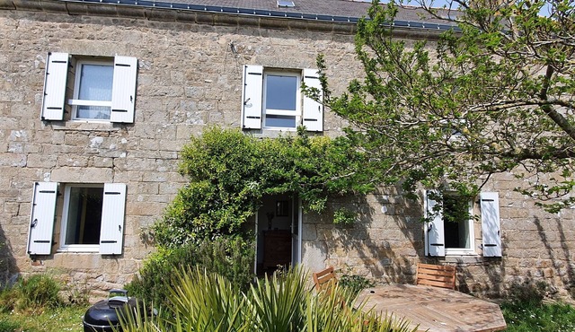 17th-century farmhouse with large wooded park - quiet and charming, walking distance to town center and port