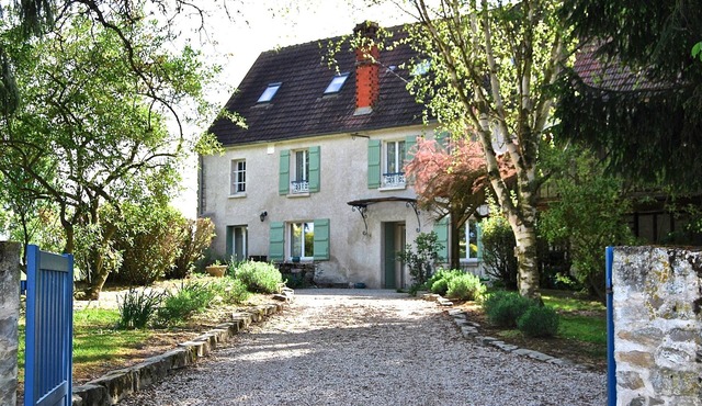 18th Century property 1h from Paris