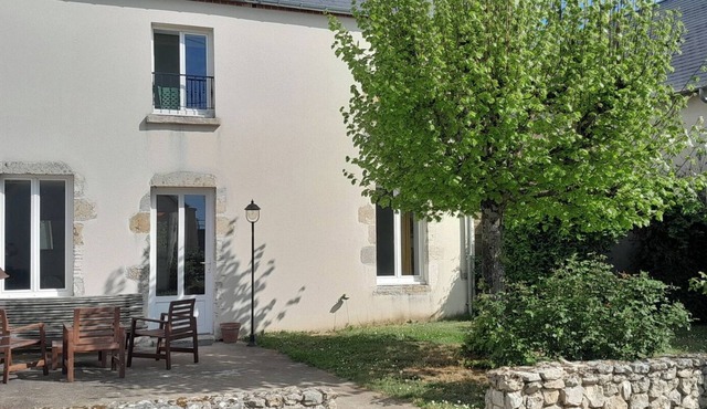 2/6 person house with enclosed courtyard and private garden located in the Loire Valley.