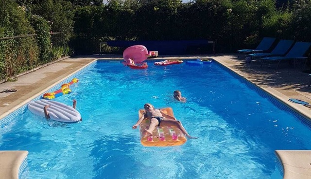 2 bed/2 bath (sleeps 4+) wifi pool 10% 14 night discount